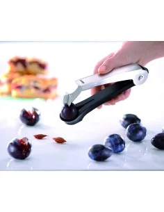Manual plum pitter - Gefu 2