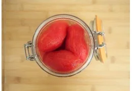 Bocaux de tomates pelées
